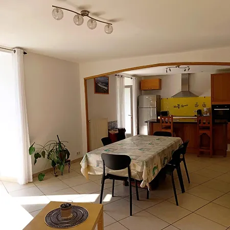 Semesterbostad Maison Spacieuse Et Agreable Saint-Georges-de-Luzençon